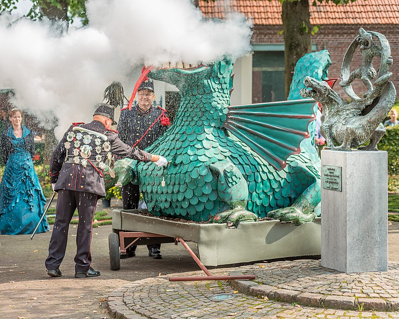 Draaksteken op Dorpsstraat in Heel (Limburg)