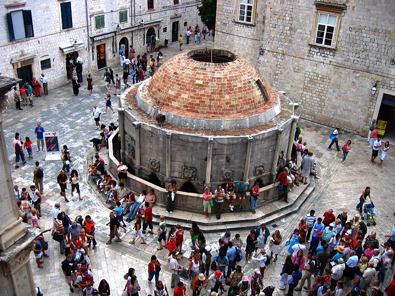Toeristen bij Onofrio's Fontein in Dubrovnik