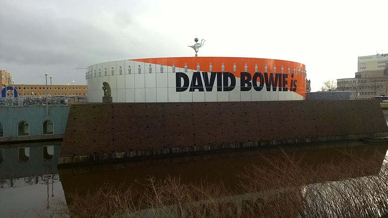 Exterieur van het Groninger Museum ten tijde van de tentoonstelling over David Bowie in 2016