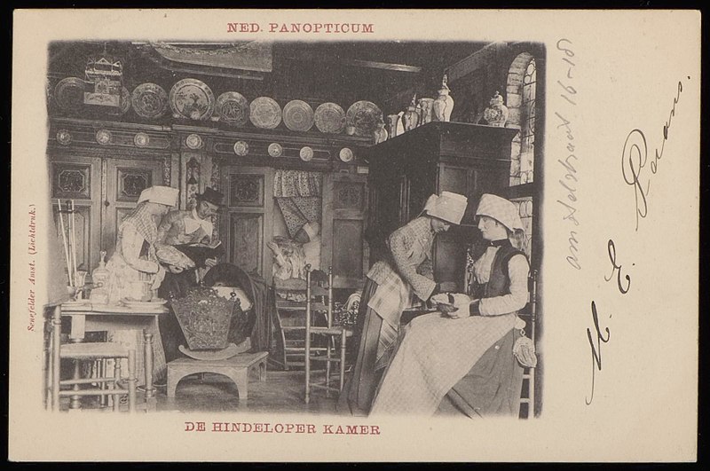 Prentbriefkaart van de Hindeloperkamer op het Nederlands Panopticum in Amsterdam (ca. 1900)