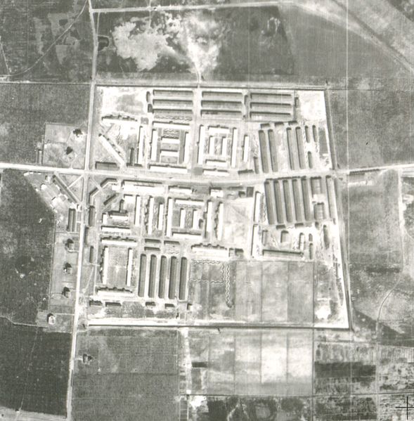 Luchtfoto van Kamp Westerbork uit 1945