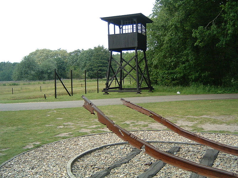 Deel van het Nationaal Monument Westerbork en een reconstructie van een wachttoren