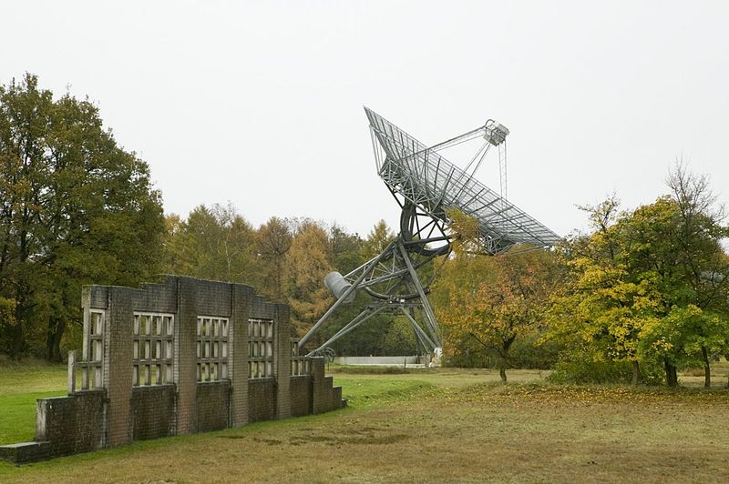Reconstructie van een wand van een barak en een radiotelescoop op het terrein van voormalig kamp Westerbork