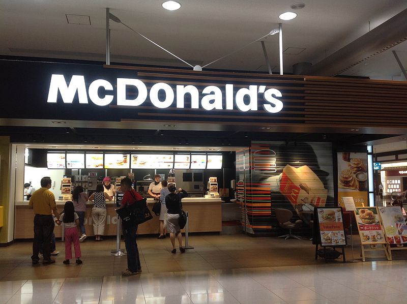 McDonald's restaurant op het vliegveld van Osaka (Japan)