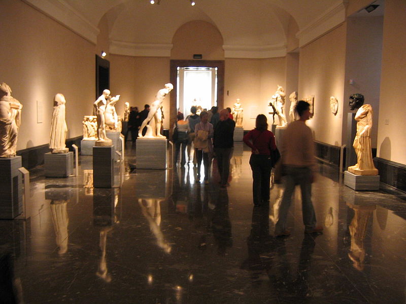 Bezoekers aan het Museo del Prado in Madrid