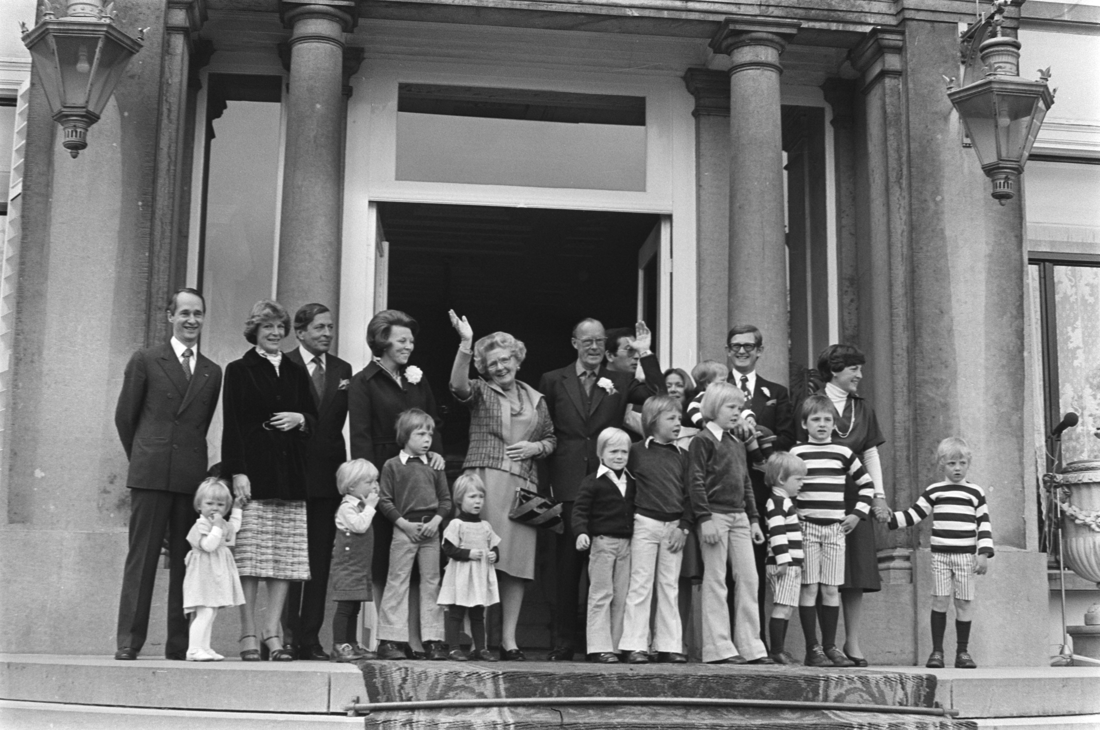 Koninklijke familie op bordes Paleis Soestdijk in 1976