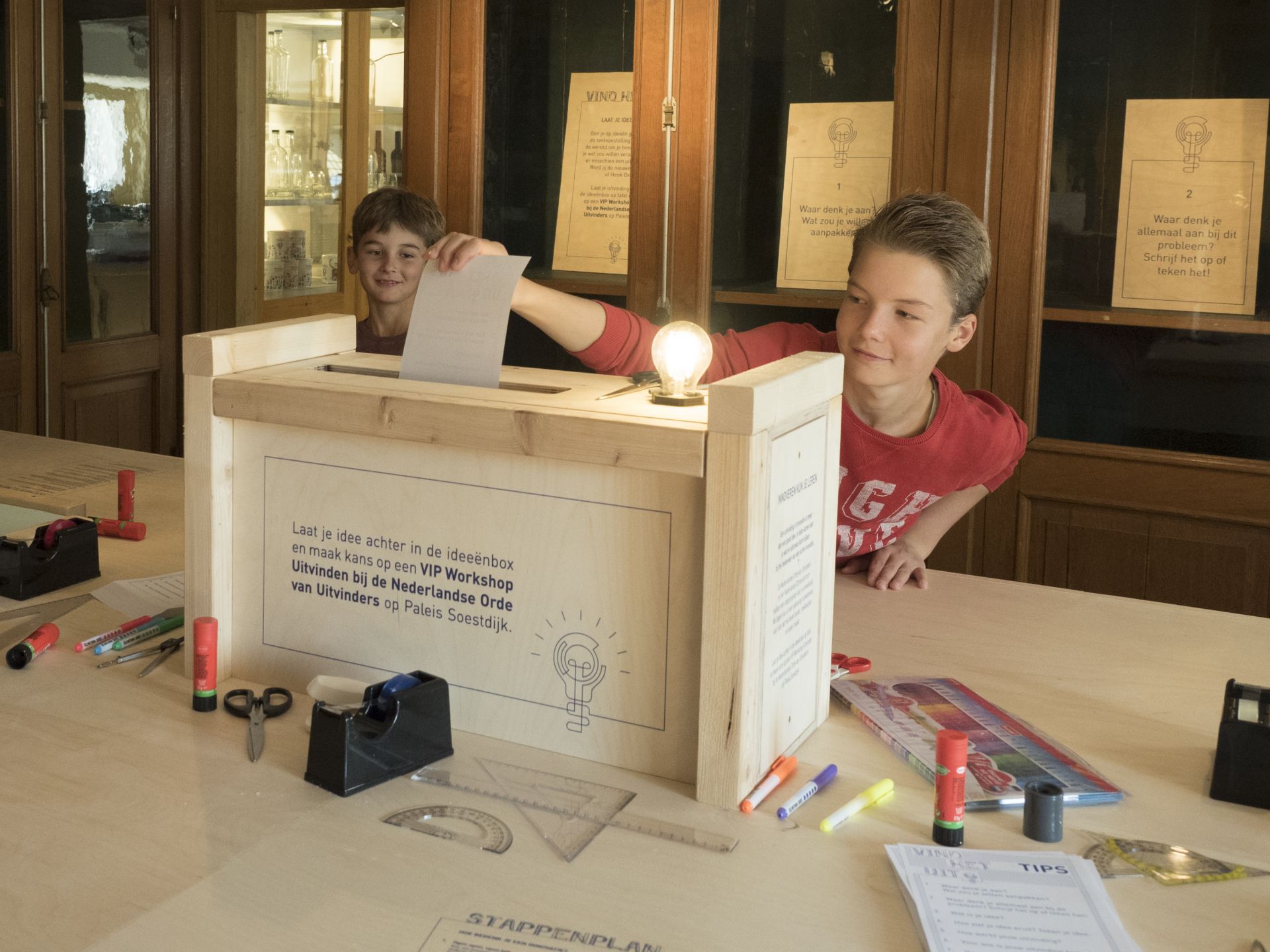 Deel uit tentoonstelling 'Nederlandse wereldverbeteraars' in de kelders van Paleis Soestdijk