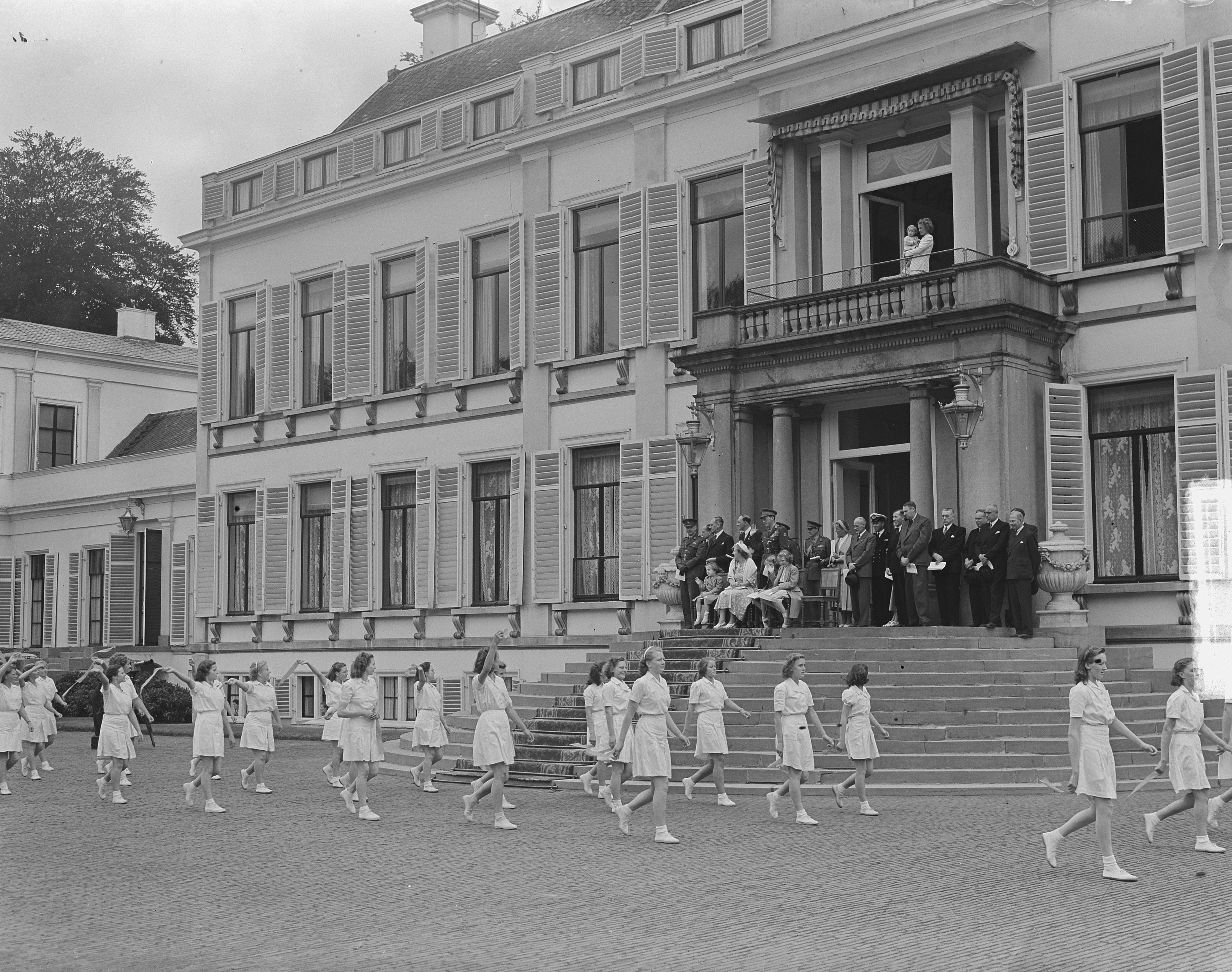 Defile op Paleis Soestdijk in 1949
