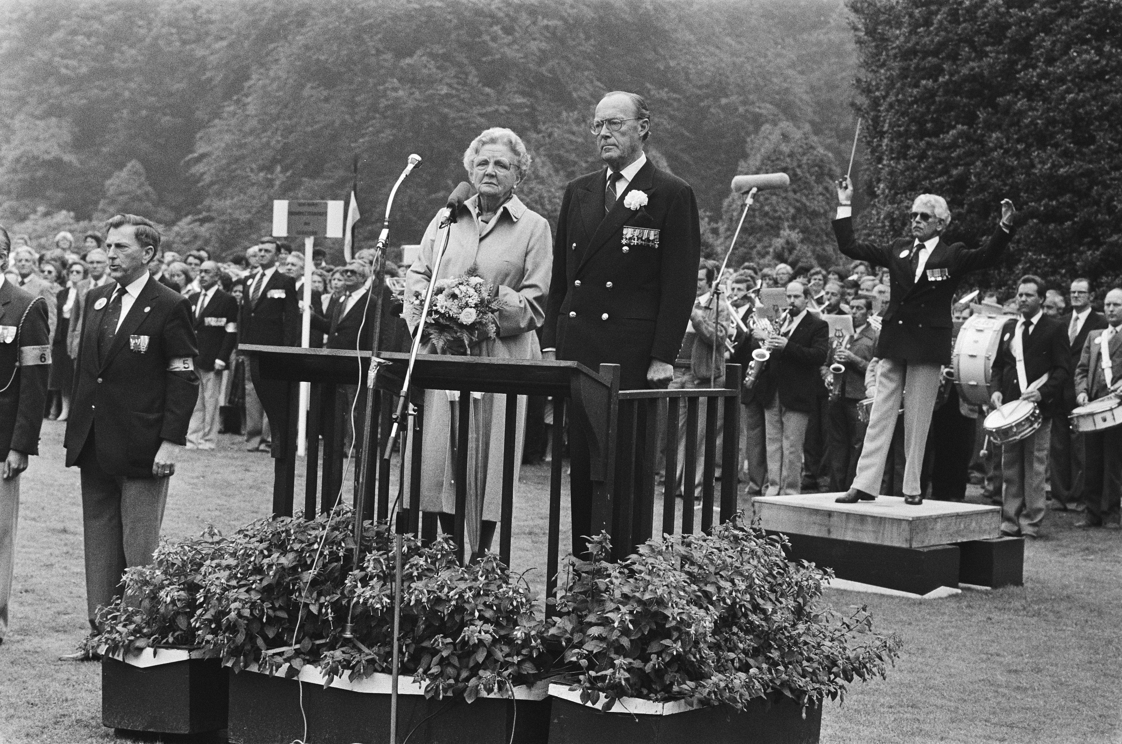 Bernhard en Juliana tijdens het defile op Paleis Soestdijk in 1981