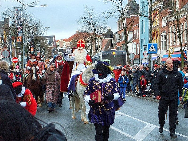Intocht van Sinterklaas in Groningen in 2015 met zwarte Pieten en Spaanse edelen