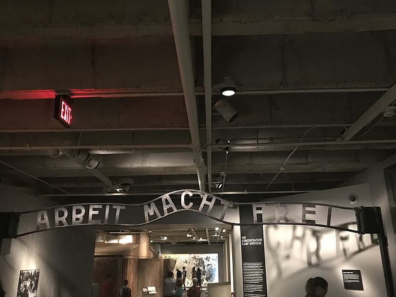 Replica van Auschwitz-bord 'Arbeit macht frei' in het US Holocaust Memorial Museum