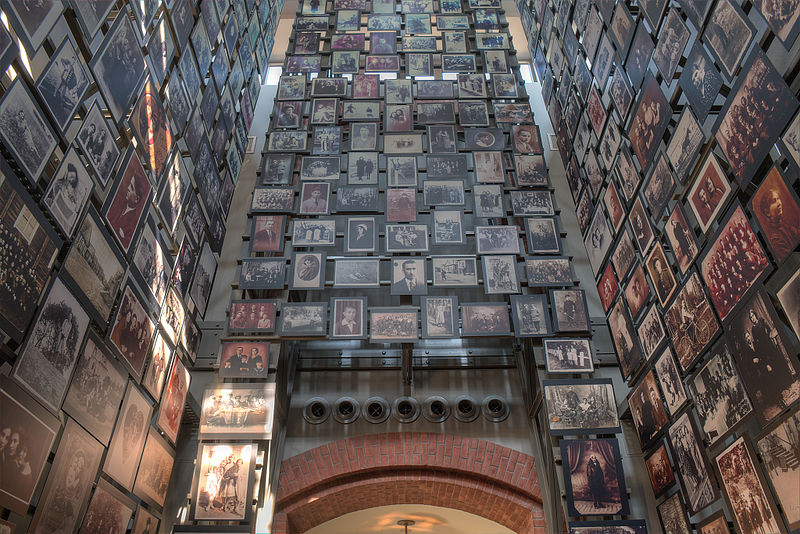 Portretten van Holocaust-slachtoffers in de 'Tower of Faces' van het US Holocaust Memorial Museum