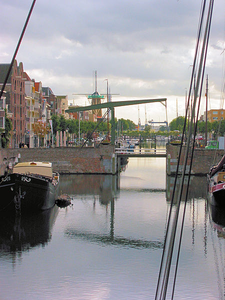 Voorhaven met brug en molen in Delfshaven (Rotterdam)