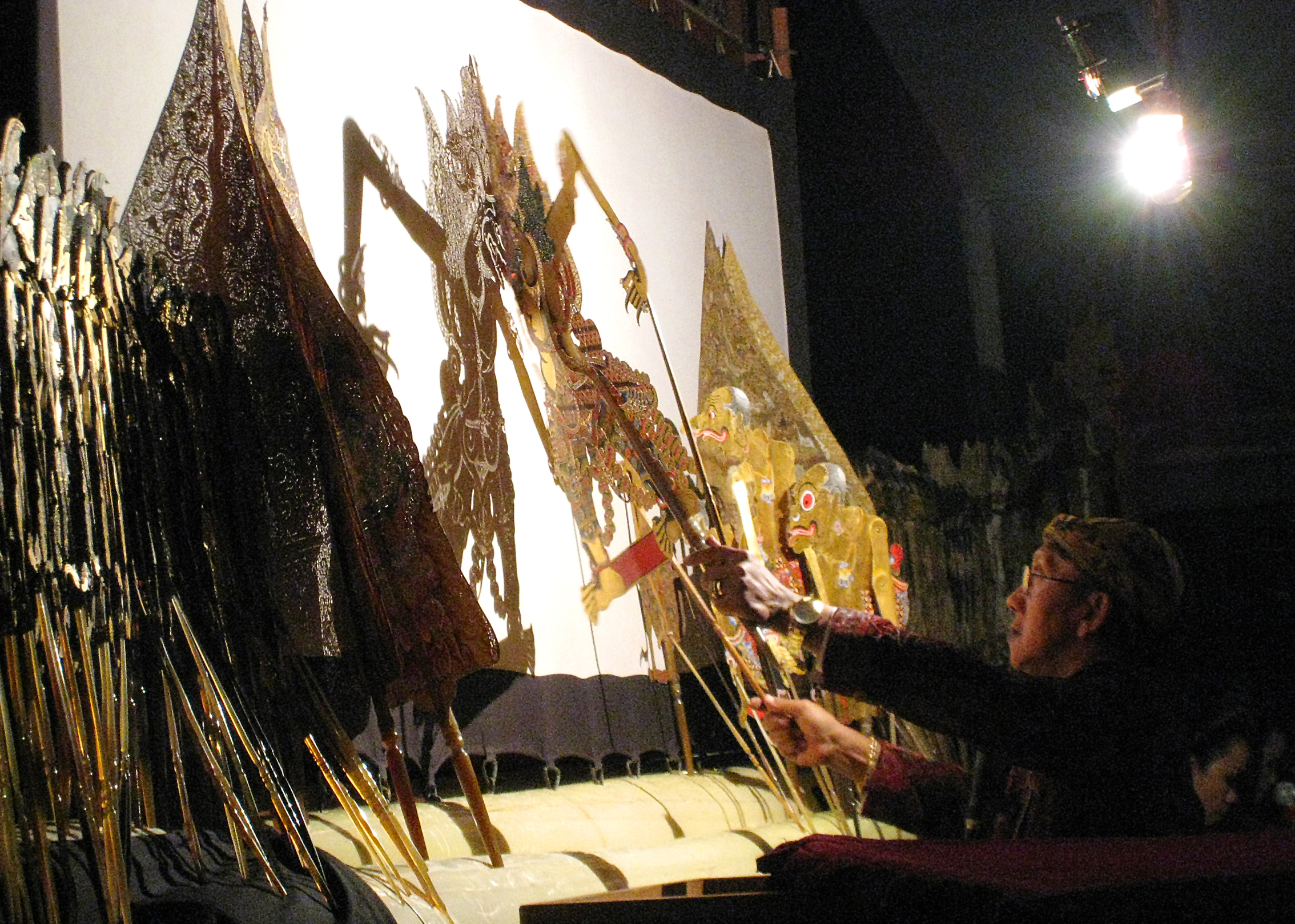 Wayang poppentheater door een Indonesische poppenspeler
