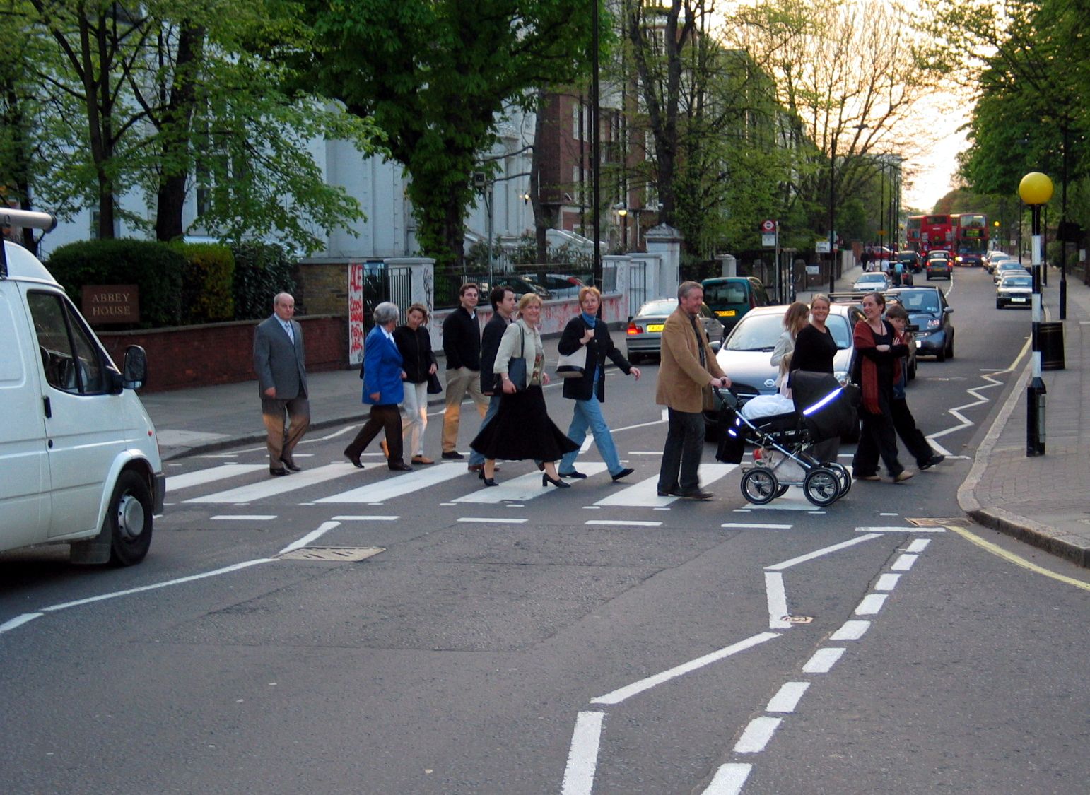 Mensen lopen over het zebrapad in Abbey Road, Londen